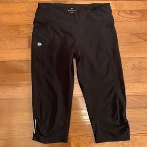 ATHLETA black capri leggings with pockets and reflectors